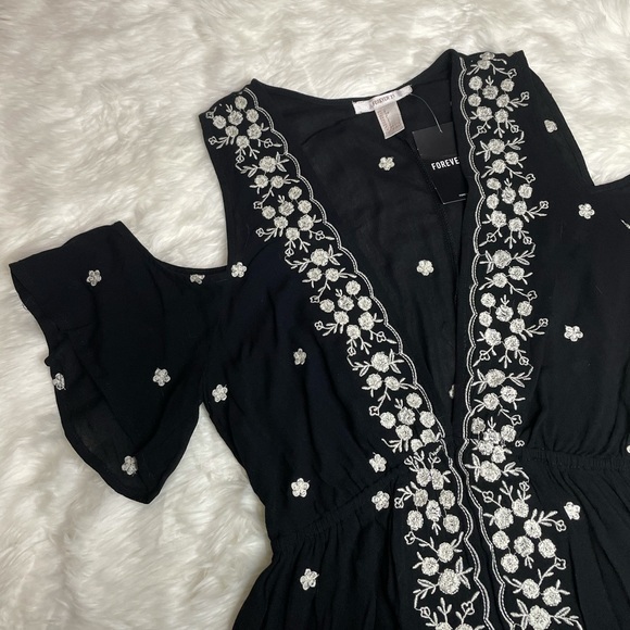 NWT Forever 21 Black Short Dress Ivory Embroidery with pockets Small - Picture 3 of 5